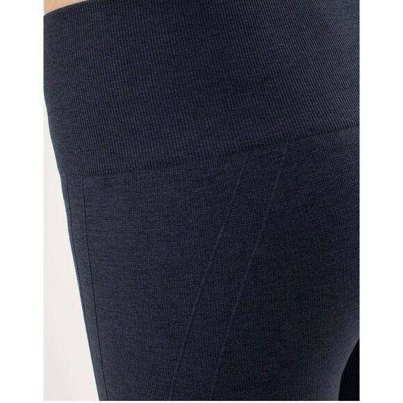 LULULEMON ATHLETICA In The Flow Crop in Inkwell Size 8 - Picture 4 of 8